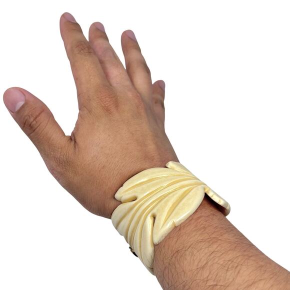 Gucci Leaf Cuff Bracelet - Picture 4 of 16